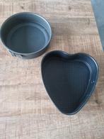 Twee bakblikken, rond en hartvormig., Ophalen of Verzenden, Taarten, Bakvorm