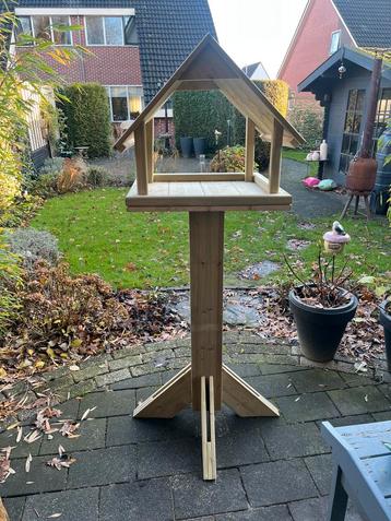 Vogelvoederhuis op voet ( op aanvraag) beschikbaar voor biedingen
