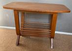 Bijzettafel met tijdschriftenrek mid century, Huis en Inrichting, Tafels | Bijzettafels, Gebruikt, Vintage/Retro, 55 tot 75 cm