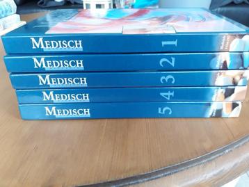 Medisch Handboek voor het hele gezin in 5 delen  beschikbaar voor biedingen