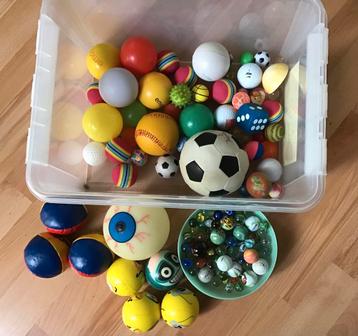 Pakket met ballen (oa 3 jongleerballen) en knikkers beschikbaar voor biedingen
