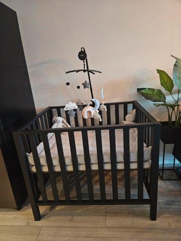 Mat zwarte baby box TWF met matras en boxkleed, z.g.a.n. beschikbaar voor biedingen