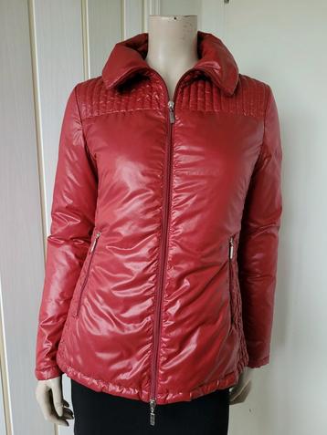 Moncler jas rood winter maat S/36 beschikbaar voor biedingen