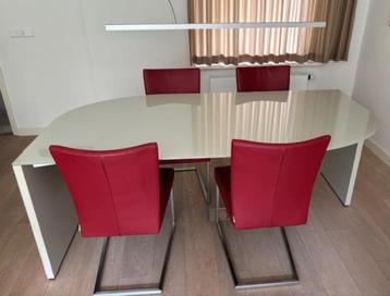 Glazen design eetkamertafel Karat met 4 lederen stoelen beschikbaar voor biedingen