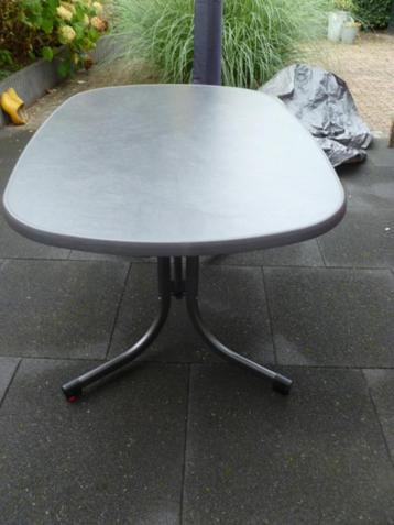Tuintafel. Zwart en opklapbaar. Weinig gebruikt. Z.g.a.n. beschikbaar voor biedingen