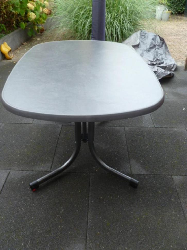 Tuintafel. Zwart en opklapbaar. Weinig gebruikt. Z.g.a.n., Tuin en Terras, Tuintafels, Zo goed als nieuw, Ovaal, Metaal, Ophalen