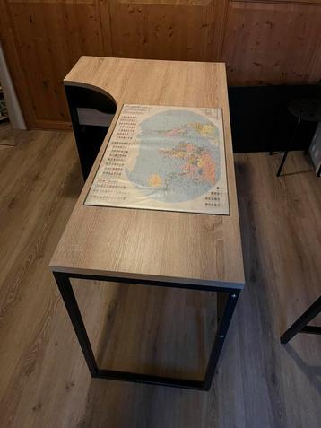 Bureau met opbergruimte beschikbaar voor biedingen