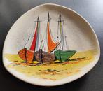 keramiek vintage schaal met drie zeilboten op het strand, Ophalen of Verzenden