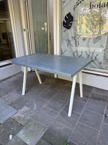 Bureau tafel met metalen blad & IKEA TROTTEN onderstel beschikbaar voor biedingen
