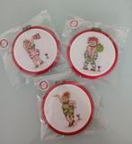Zelfgeborduurde "Dikke dames"  in rode plastic ring samen, Hobby en Vrije tijd, Borduren en Borduurmachines, Ophalen of Verzenden