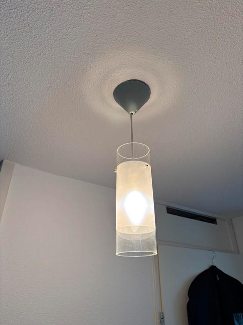 Twee identieke hanglampen (met lampjes) melkglas, Huis en Inrichting, Lampen | Hanglampen, Zo goed als nieuw, Minder dan 50 cm