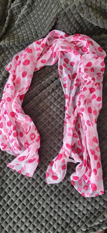Leuke roze sjaal met print beschikbaar voor biedingen