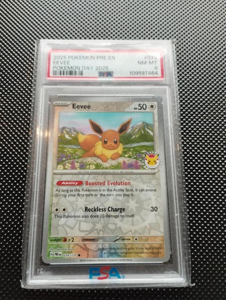 Eevee Prismatic evolutions PSA8 Pokemon day kaart, Hobby en Vrije tijd, Verzamelkaartspellen | Pokémon, Zo goed als nieuw, Ophalen of Verzenden
