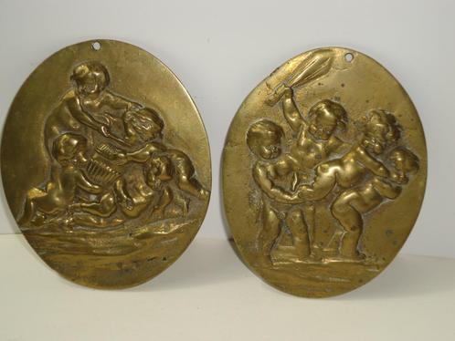 2x antiek bronzen medaillon putti spelende kinderen, engelen, Antiek en Kunst, Kunst | Beelden en Houtsnijwerken, Ophalen of Verzenden