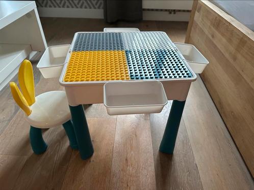 Duplo tafeltje met 4 bakjes en 1 stoeltje., Kinderen en Baby's, Speelgoed | Speeltafels, Zo goed als nieuw, Verzenden