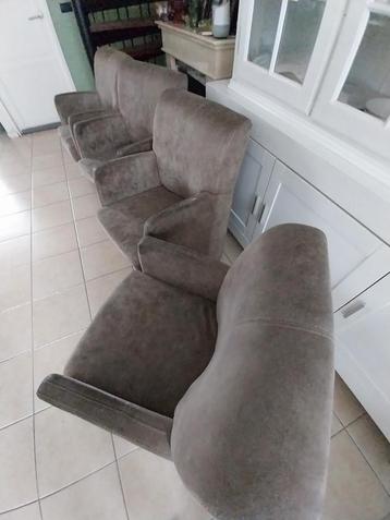 4 eetkamer stoelen op wieltjes. beschikbaar voor biedingen