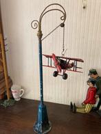 Antieke Bing lantaarnpaal met ketting en vliegtuig., Ophalen of Verzenden