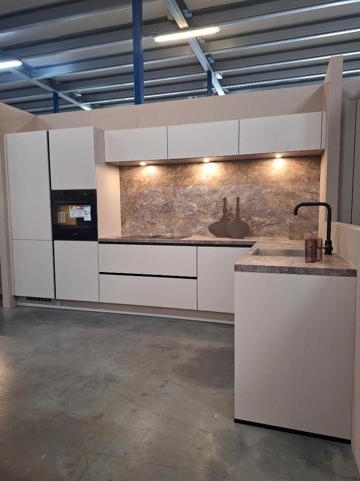 Complete Nieuwe keuken met apparatuur – Keuken Presilla, Huis en Inrichting, Keuken | Complete keukens, Nieuw, Hoekkeuken, Greeploos