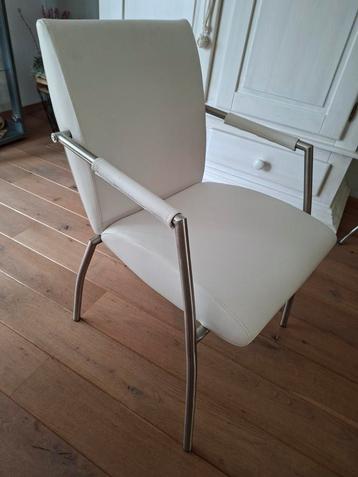 Stoelen wit kunstleer met rvs poten en leuning beschikbaar voor biedingen
