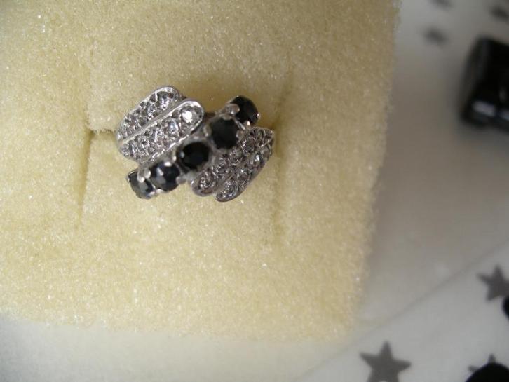 Een Oude Zilveren Ring met Witte en Blauwe Saffiertjes, Sieraden, Tassen en Uiterlijk, Antieke sieraden, Ring, Zilver, Met edelsteen