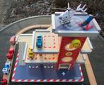 Garage met lift en houten treinrails, Kinderen en Baby's, Speelgoed | Houten speelgoed, Ophalen of Verzenden, Gebruikt