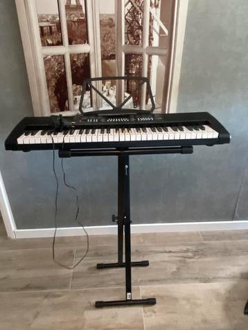 Keyboard Max Music KB4 met standaard beschikbaar voor biedingen