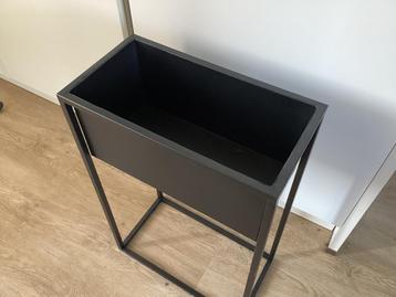 Mooie zwarte plantenbak op poten, nieuw! 21x40x60 beschikbaar voor biedingen
