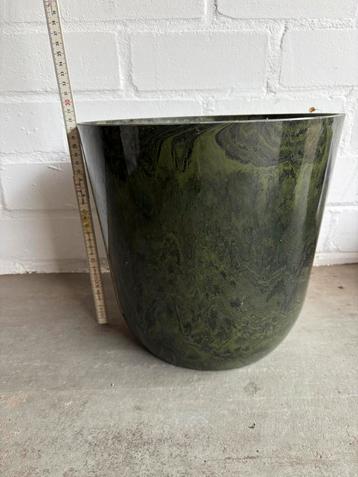 Bloempot voor binnen beschikbaar voor biedingen