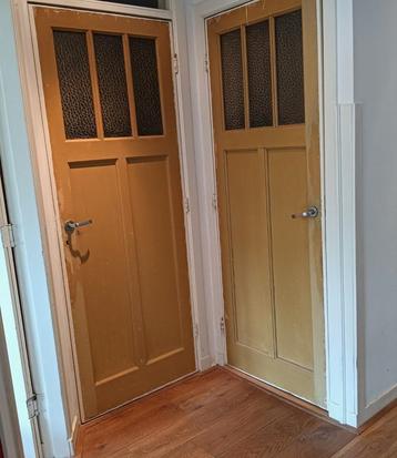 Twee oude vijfvlaks paneeldeuren voor opknapper beschikbaar voor biedingen