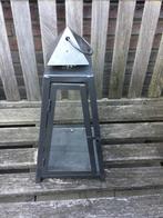 Lantaarn windlicht helaas 1 raam gebroken 22x22cm br x45cm h, Huis en Inrichting, Woonaccessoires | Kandelaars en Kaarsen, 25 tot 50 cm