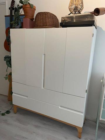 IKEA TV kast met deurtjes beschikbaar voor biedingen