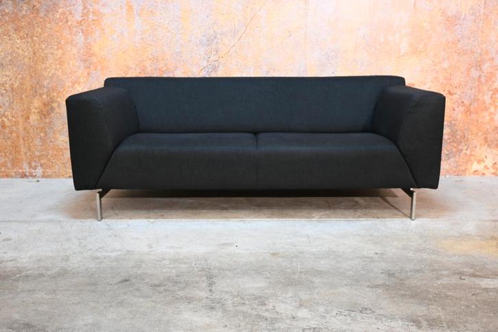 ZGANieuw zwarte stoffen Rolf Benz Linea design bank, Huis en Inrichting, Banken | Bankstellen, Zo goed als nieuw, Rechte bank