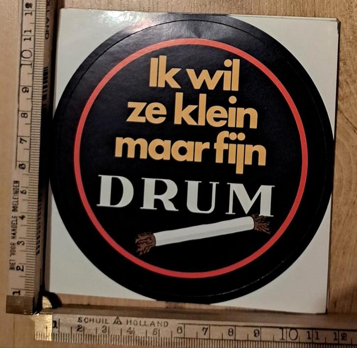 Vintage sticker Drum ik wil ze klein maar fijn tabak logo, Verzamelen, Stickers, Zo goed als nieuw, Overige typen, Ophalen of Verzenden