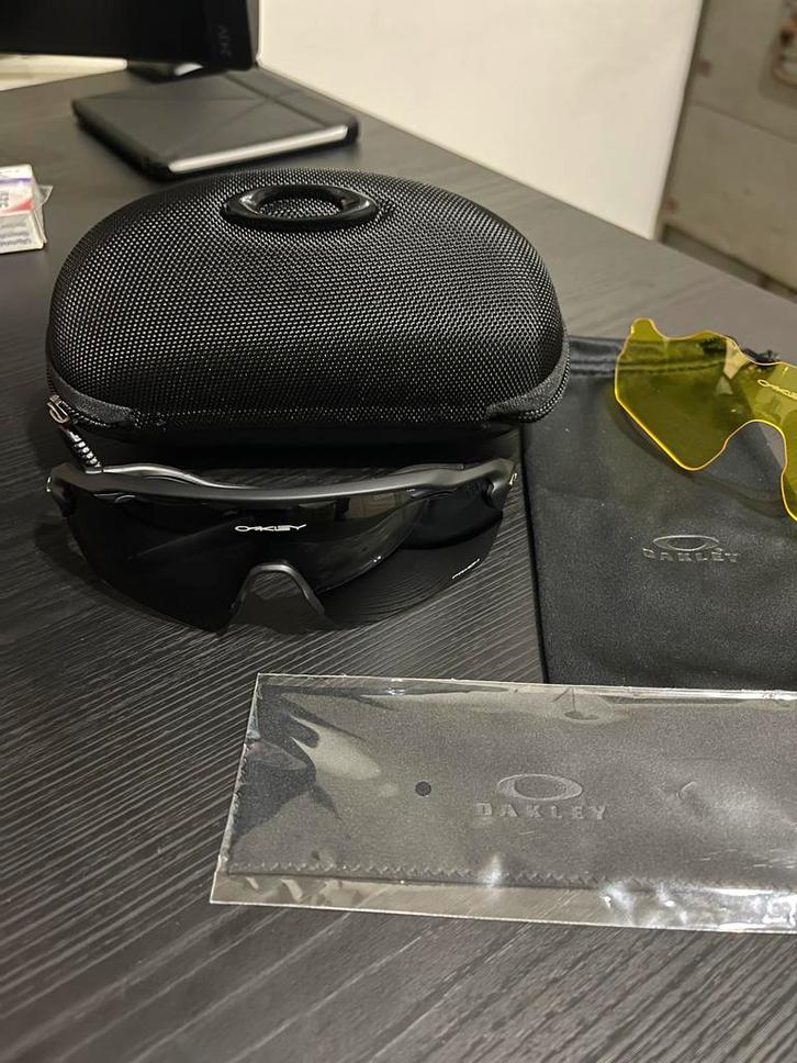 Oakley Zonnebril - Zwart met extra gele glazen, Sieraden, Tassen en Uiterlijk, Zonnebrillen en Brillen | Heren, Zo goed als nieuw