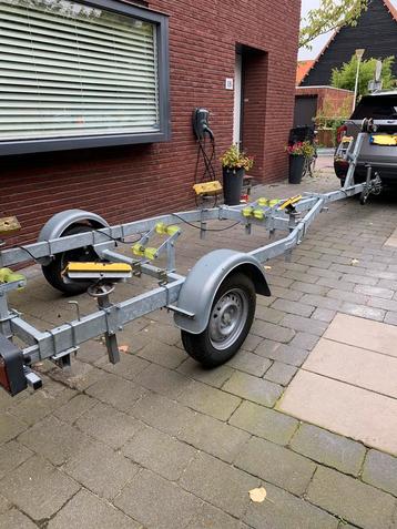 TE HUUR (Den Haag): boottrailer tot 750 kg