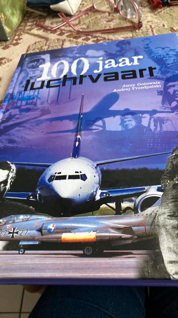 J. Gotowala - 100 jaar luchtvaart, Boeken, Vervoer en Transport, Zo goed als nieuw, Ophalen of Verzenden