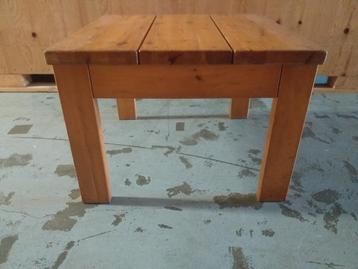 Massief houten tafeltje beschikbaar voor biedingen