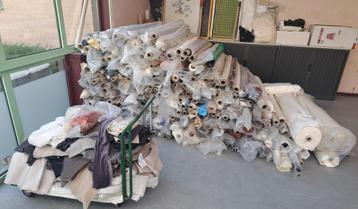 Lot kwaliteitsvolle gordijnstoffen en textiel, 3 machines  beschikbaar voor biedingen