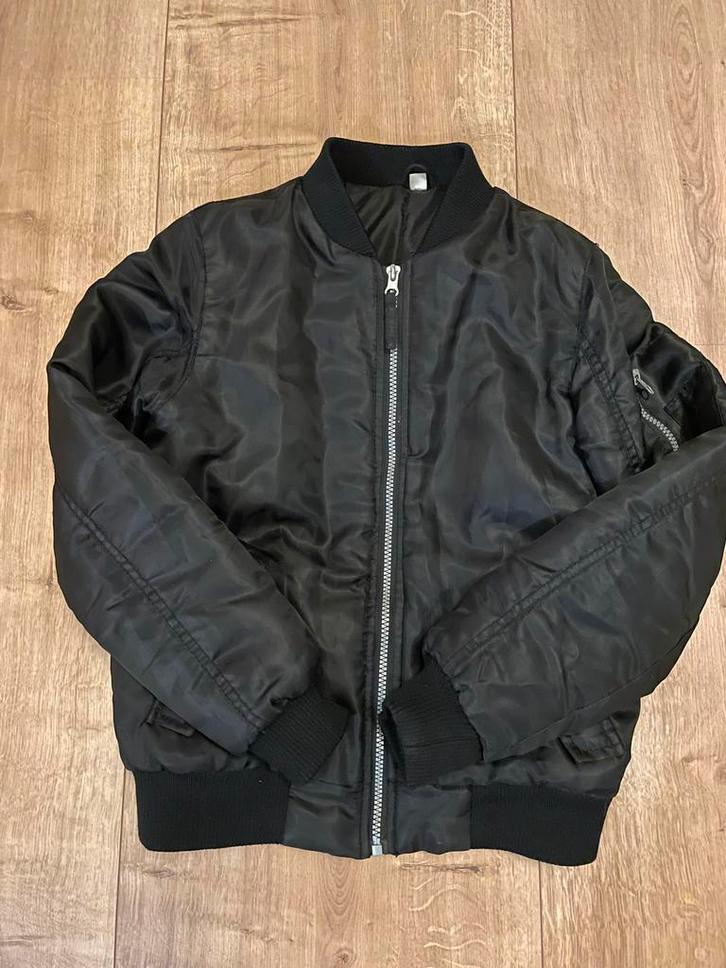 Stoer zwart bomberjack jas 146/152 jack, Kinderen en Baby's, Kinderkleding | Maat 146, Zo goed als nieuw, Jas, Ophalen of Verzenden