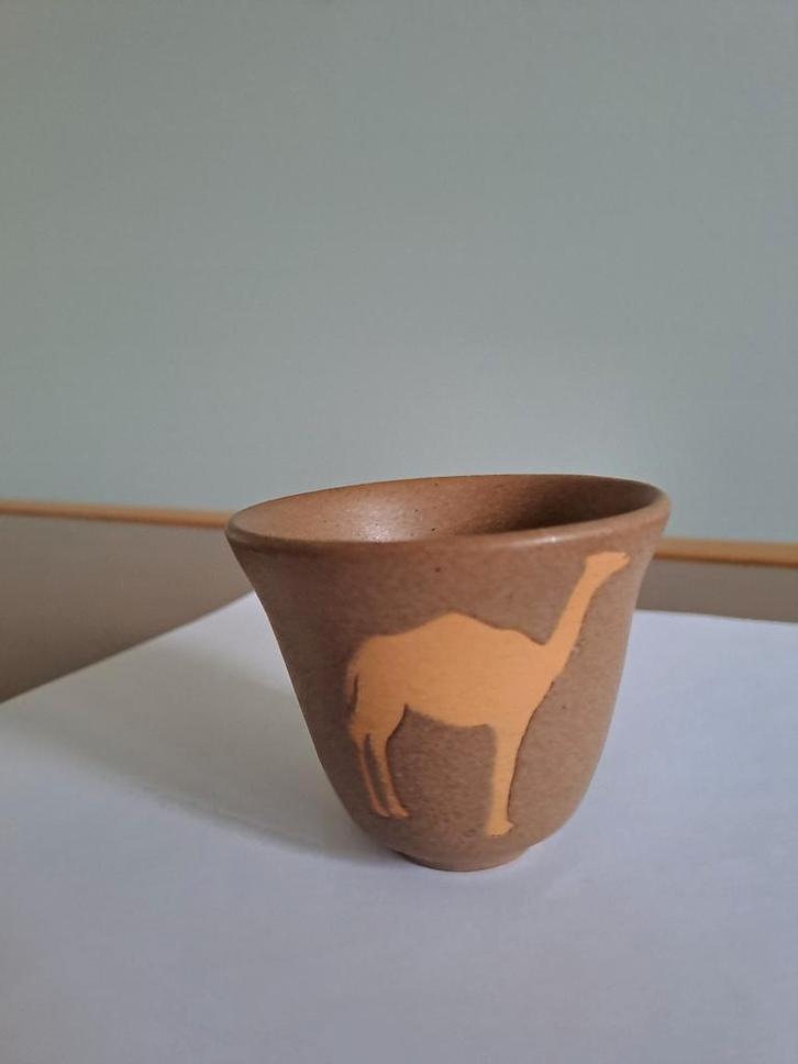 Klein taupe keramieken potje voor bv. een waxinelichtje., Antiek en Kunst, Curiosa en Brocante, Verzenden