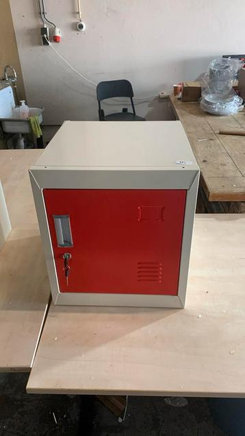 Locker kast stapelbaar rood of geel 40x42x45 cm  beschikbaar voor biedingen