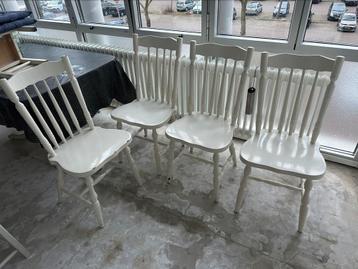 Eettafelstoelen bijna gratis 2 stuks beschikbaar voor biedingen