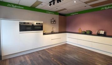 Prachtige luxe witte hoogglans keuken met granieten werkblad beschikbaar voor biedingen