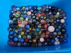 Grote, zware bak knikkers met knikkerzak en een knikkerpotje, Ophalen of Verzenden, Zo goed als nieuw