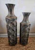 2 stuks metale ,Vazen zo goed als nieuw, Antiek brons, Overige kleuren, 50 tot 75 cm, Ophalen of Verzenden, Glas