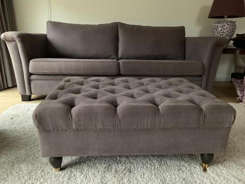 Hocker - gecapitonneerd - vergrijsd Lila!, Huis en Inrichting, Banken | Voetenbanken en Poefen, Gebruikt, 50 tot 75 cm, 75 tot 100 cm