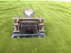 Antiek zwart metalen gatenponsapparaat (perforator)., Antiek en Kunst, Verzenden