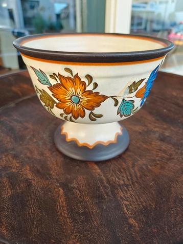 Vintage 'Flora' Gouda Plateel bloemenschaal met voet beschikbaar voor biedingen