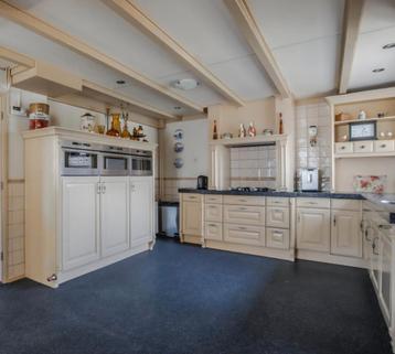 Grote complete keuken, extra kast met stoomoven/magnetrons  beschikbaar voor biedingen