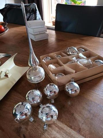 Vinted kertboom piek met 11 ballen beschikbaar voor biedingen